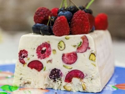 Десерт семифредо с ягодами