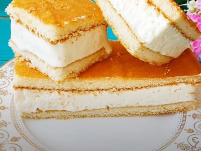 Простое домашнее мороженое из сливок в бисквите