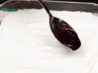 Домашнее мороженое с вареньем из черной смородины