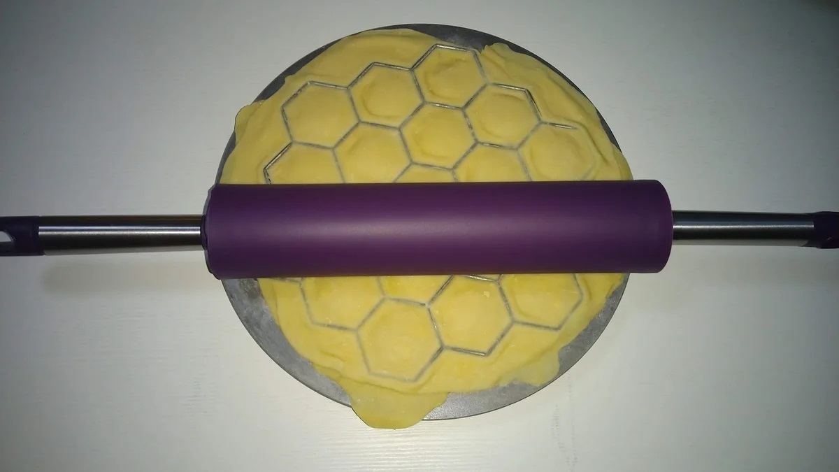 прокатка пельменей скалкой