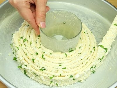 Домашний завернутый хлеб с сыром и зеленью