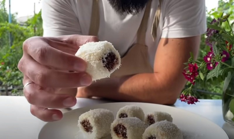 подача кокосового десерта