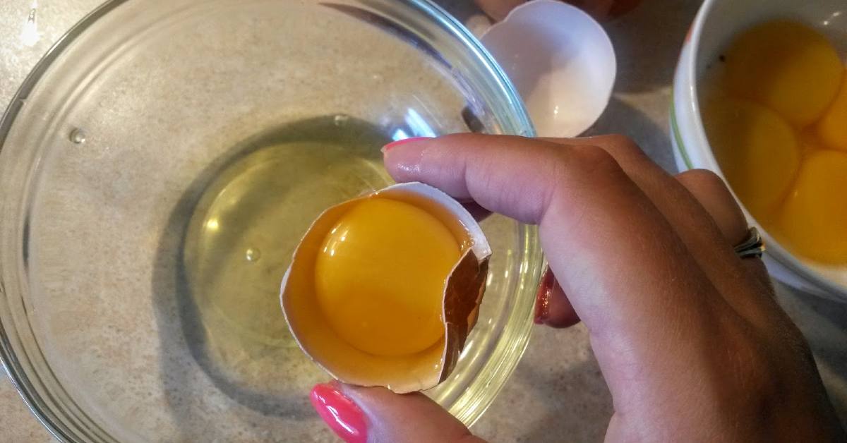 как отделить желтки от белков