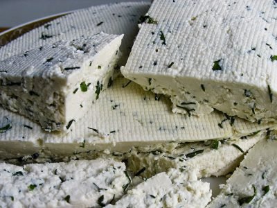 Домашний сыр с зеленым луком