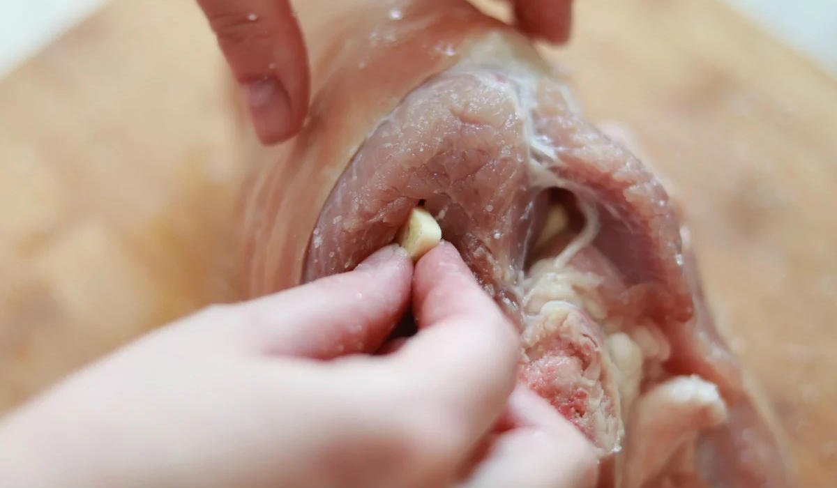 рулька с чесноком