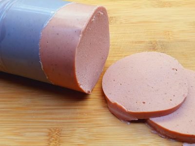 Домашняя вареная колбаса из курицы в пластиковой бутылке