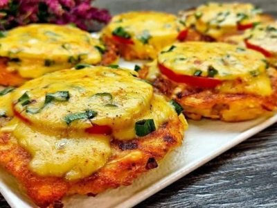 Драники по-французски с сыром и помидорами