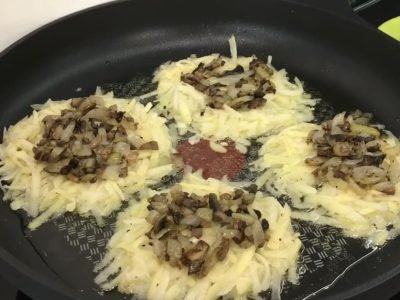 Драники с грибами на сковороде