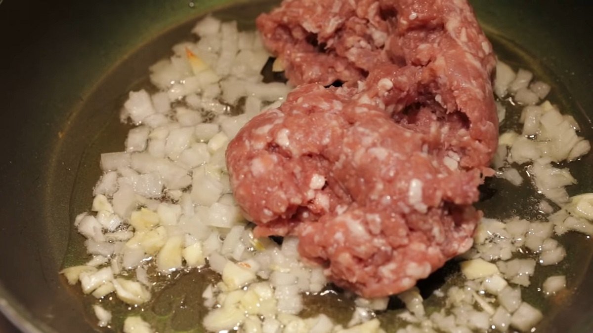 фарш с луком и чесноком