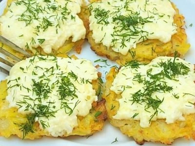 Драники с сыром и яйцом на сковороде