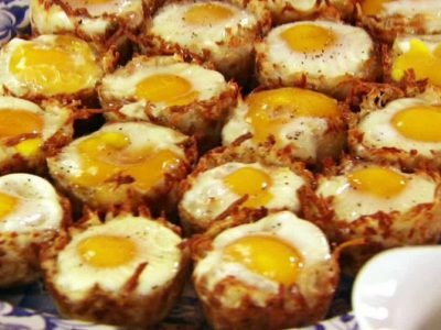 Драники с яйцом в форме для кексов