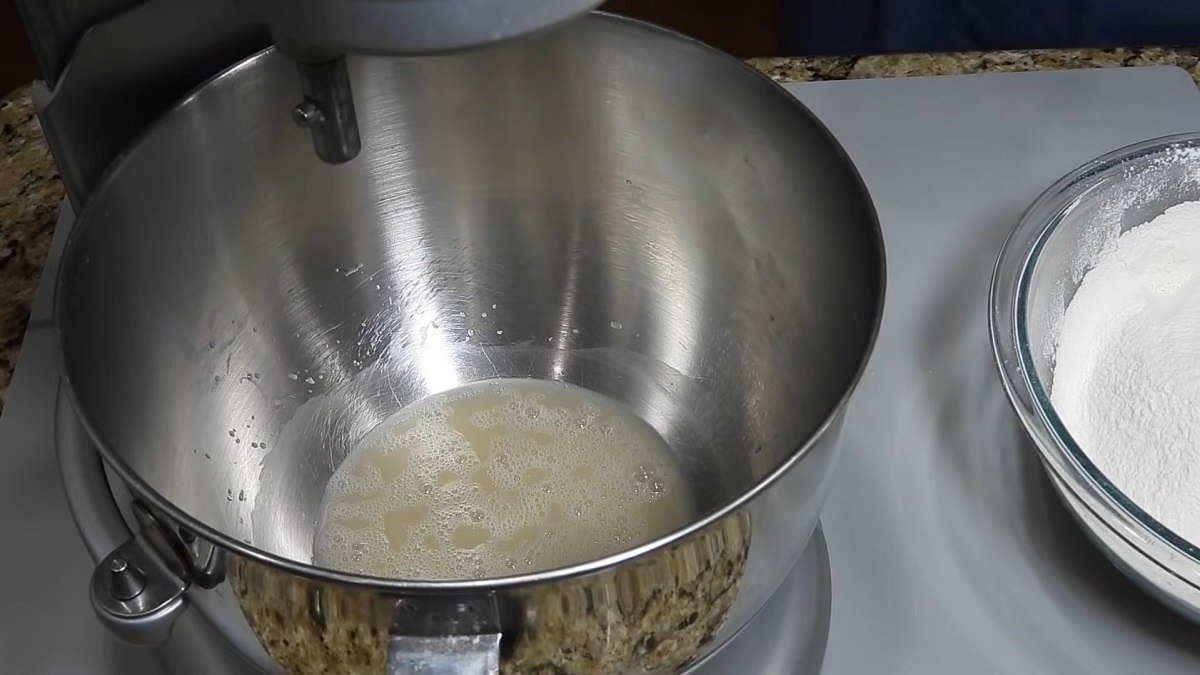 вода, дрожжи и сахар