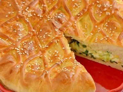 Дрожжевой пирог с зеленым луком и яйцом