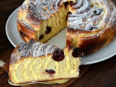 Дрожжевой вишневый пирог с ванильным пудингом