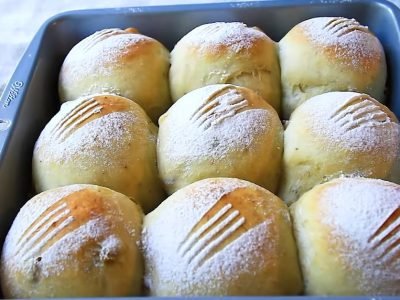 Дрожжевые банановые булочки с изюмом