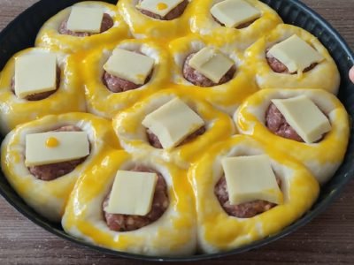 Дрожжевые булочки с фаршем в духовке