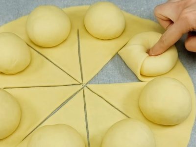 Дрожжевые булочки с колбасой и сыром