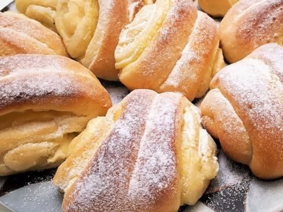 Дрожжевые булочки с заварным кремом