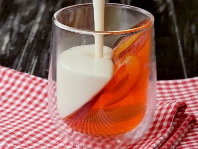 Двухслойное желе в стакане с персиками