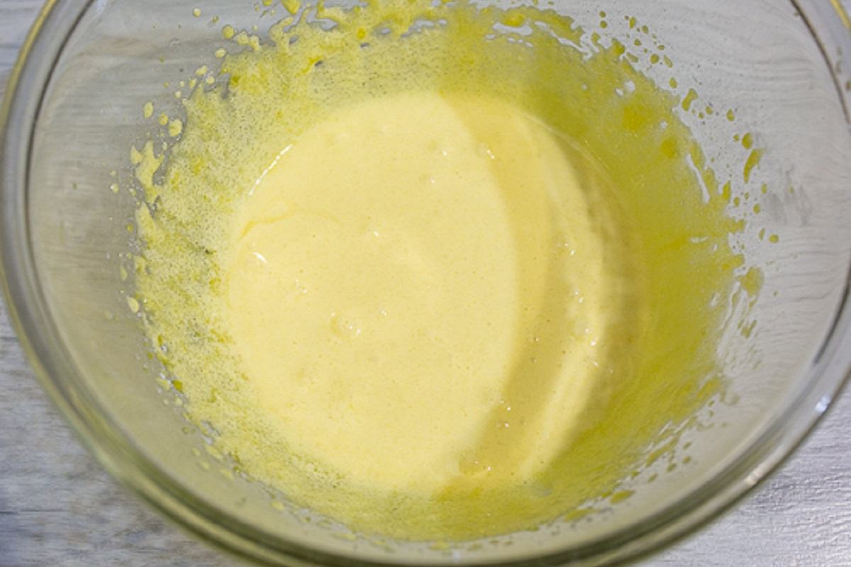 желтки с сахаром и крахмалом