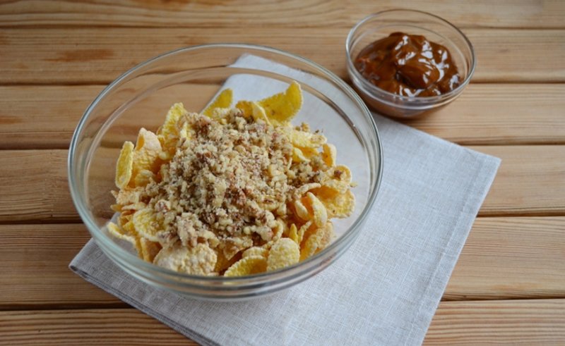 хлопья и орехи