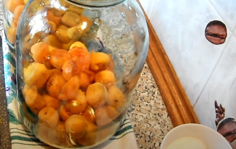 Фанта з абрикосів і апельсинів на зиму