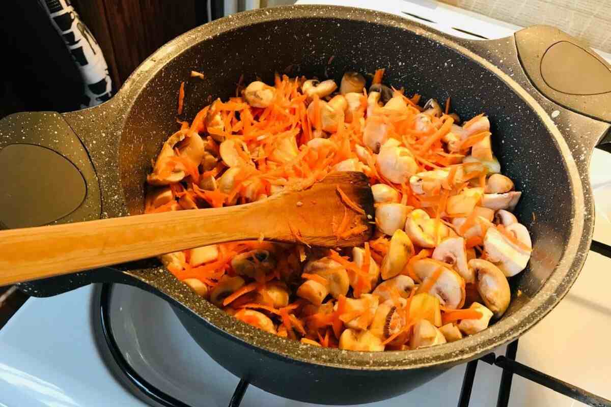 лук, грибы и морковь