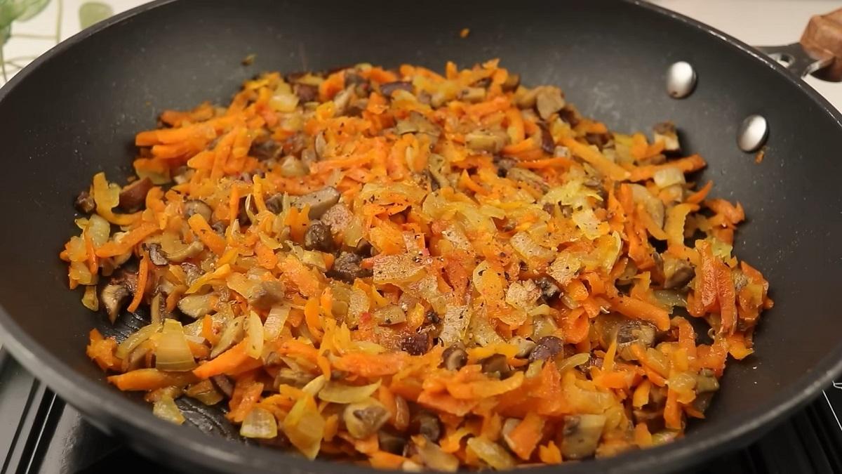 лук, морковь и грибы