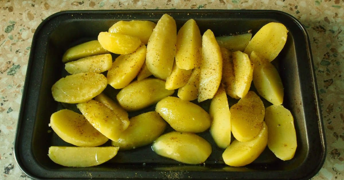 Фаршировані кабачки з картоплею в духовці