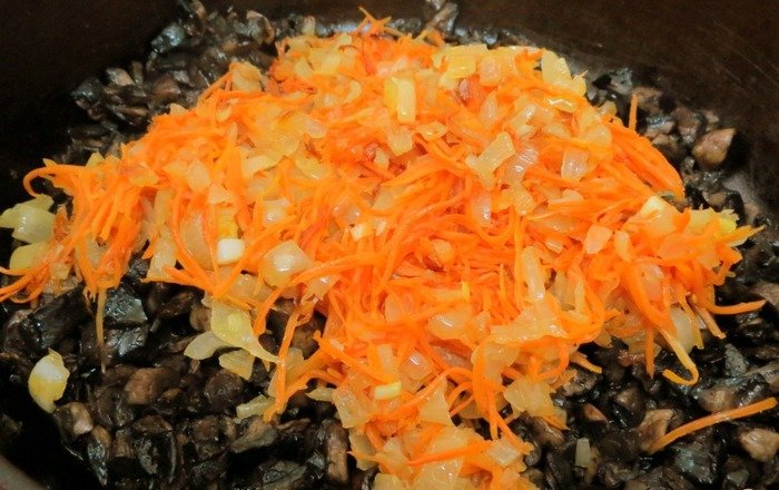 жареный лук и морковь