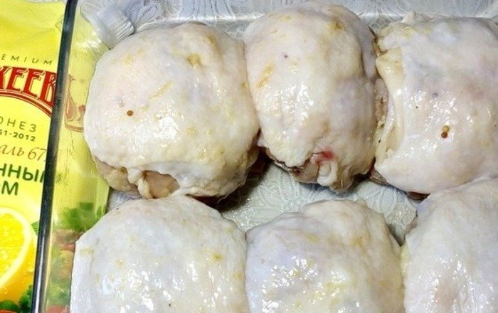 фаршированный бедрышки на противне