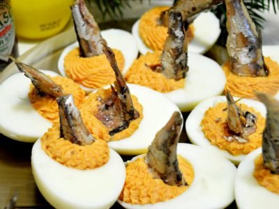 Фаршированные яйца со шпротами