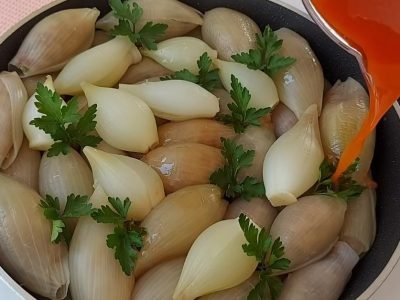 Фаршированный лук по-турецки в томатном соусе