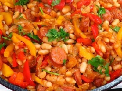Фасоль с колбасками и перцем на сковороде