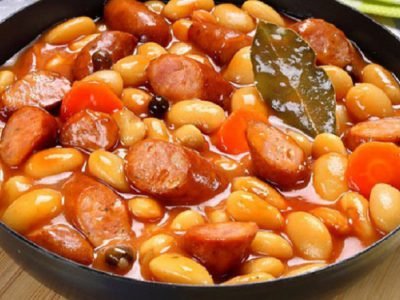 Фасоль с колбаскам