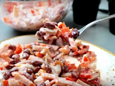 Фасолевый салат с ветчиной