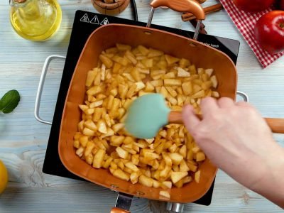 Французские дрожжевые булочки с яблоками