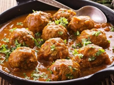 Пряные фрикадельки из говядины в соусе карри