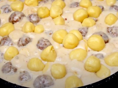 Фрикадельки с клецками в сливочном соусе