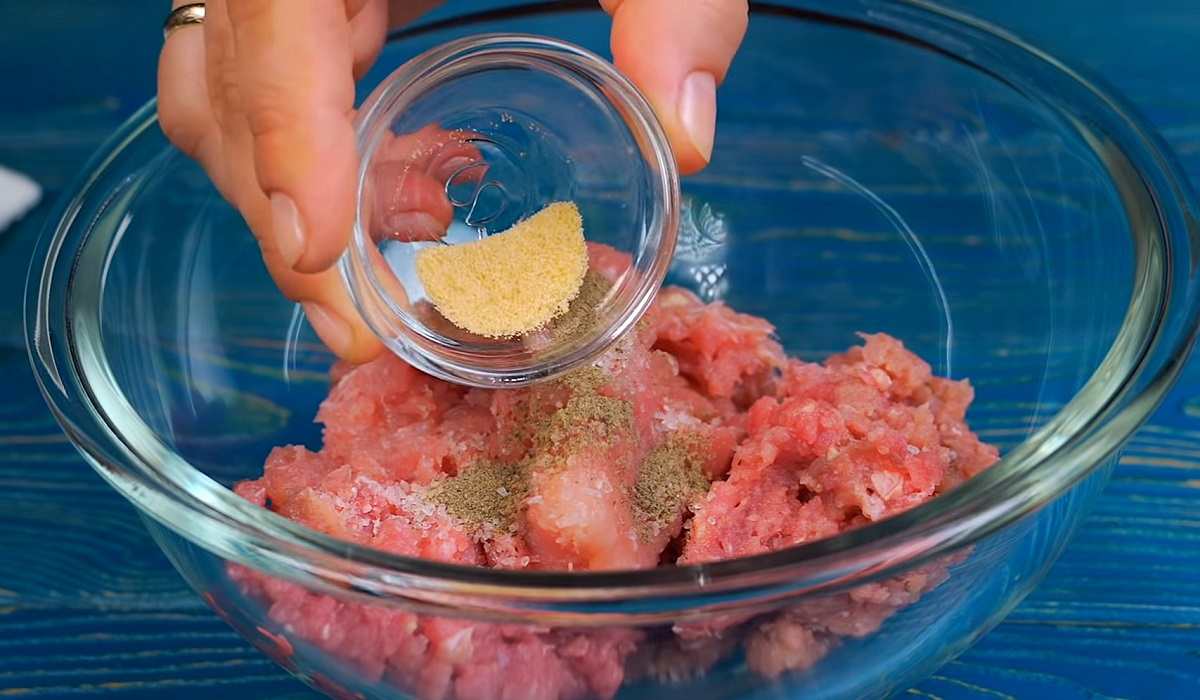 добавление специй к фаршу