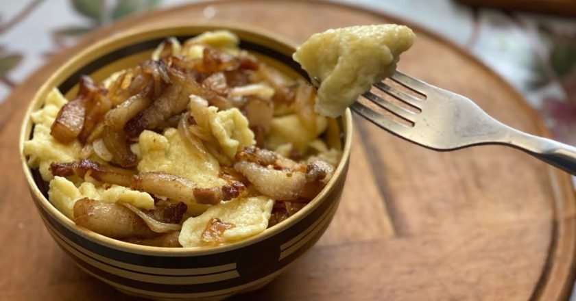 Галушки с луком и шкварками