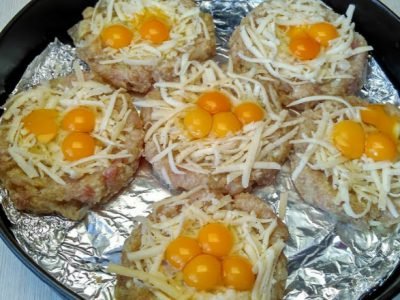 Гнезда из фарша с перепелиными яйцами