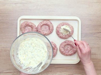 Гнезда из фарша с сыром