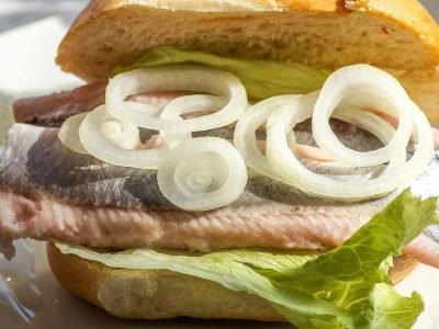 Необычный голландский хот-дог с рыбой