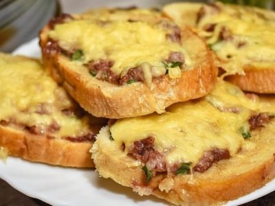 Горячие бутерброды с фаршем и сыром