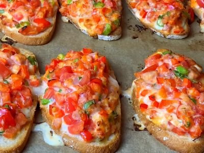 Горячие бутерброды с овощами и ветчиной