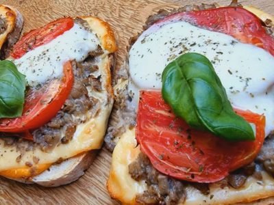 Горячие бутерброды с помидорами и сыром