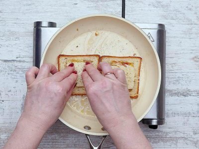 Горячие бутерброды с сыром на сковороде