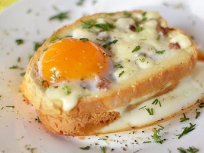 Горячие бутерброды с яйцом и колбасой