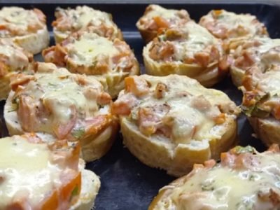 Горячие бутерброды с сосисками в духовке